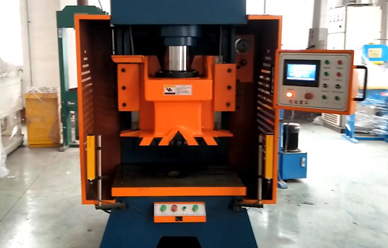 導(dao)軌式液(yè)壓沖床(chuang)視頻