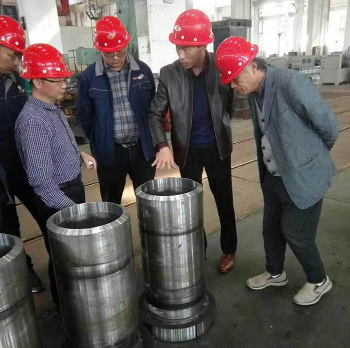 上海交大教授來沃達重工指導液壓機生産