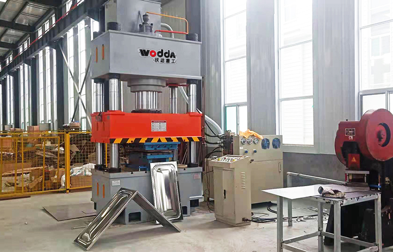 500噸不鏽鋼水(shui)箱成型液壓機(ji)客戶現場視頻(pín)