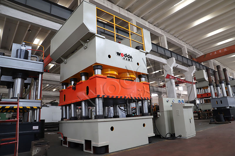 3600噸鋼木(mu)門壓花機視(shì)頻