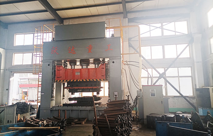 800噸框架式貨(huo)車大卡車配(pèi)件沖壓成型(xíng)液壓機