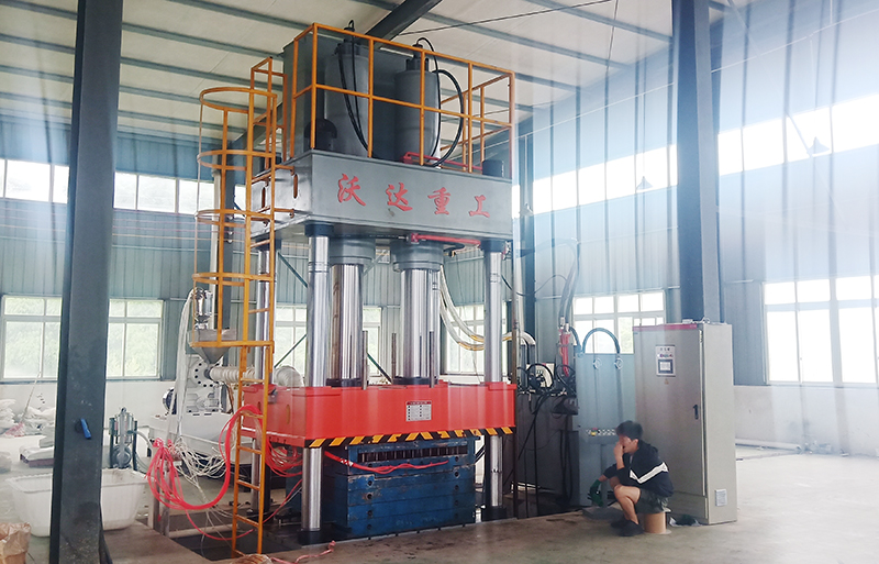 630噸建築(zhu)塑料模殼(ke)成型液壓(yā)機