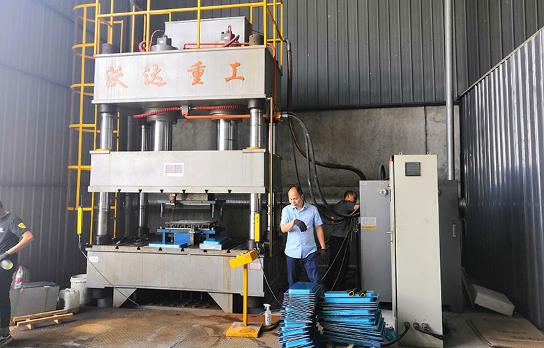 500噸雙(shuang)缸四柱(zhù)拉伸液(yè)壓機