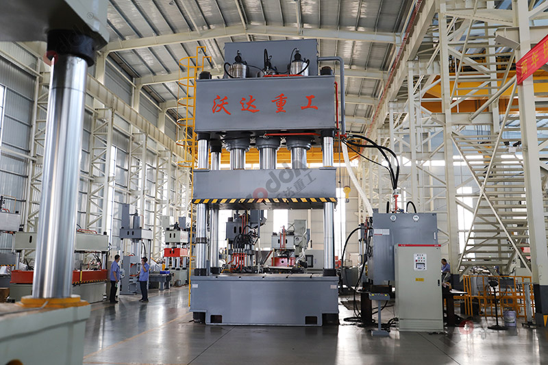 1500噸三梁四柱液壓機 1500噸三梁四柱液壓機