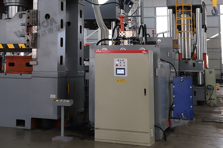 2000噸框架液壓機(移動控制台、電器櫃) 2000噸框架液壓機(移動控制台、電器櫃)