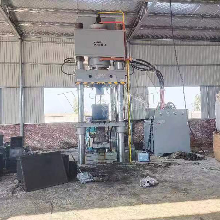 800噸石墨匣缽液壓機客戶現場 800噸石墨匣缽液壓機客戶現場