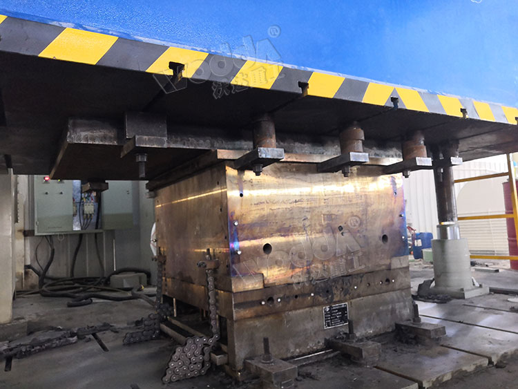 複合材料熱壓成型加工現場