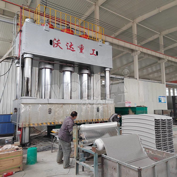 2000噸SMC玻璃鋼電纜橋架成型液壓機 2000噸SMC玻璃鋼電纜橋架成型液壓機