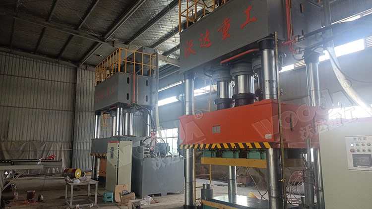 1500噸四柱液壓機模壓SMC汽車導流罩客戶現場 1500噸四柱液壓機模壓SMC汽車導流罩客戶現場