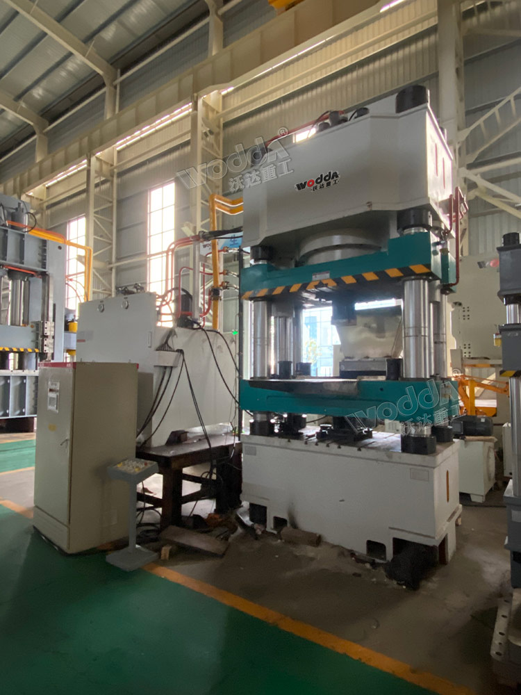 800噸牛羊舔磚液壓機 800噸牛羊舔磚液壓機