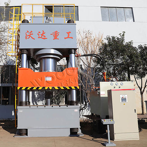 1000噸鎂碳(tan)磚成型(xíng)四柱液(yè)壓機