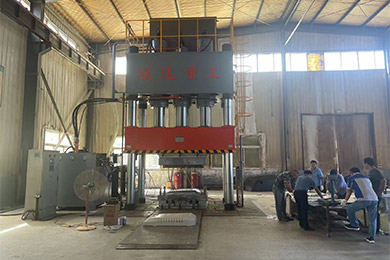 1500噸(dun)複合材料液壓(yā)機模壓SMC工程車(chē)覆蓋件