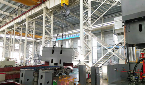 沃(wo)達重工2000噸框架式(shì)液壓機裝車發貨(huo)