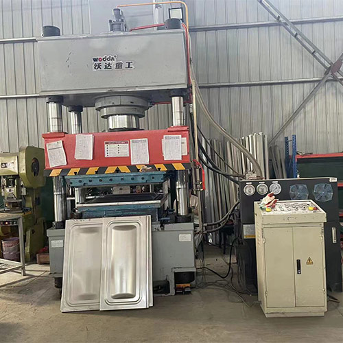 400噸不鏽(xiù)鋼水箱成型(xíng)液壓機