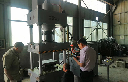 200噸不鏽(xiu)鋼離心風機成(chéng)型液壓機